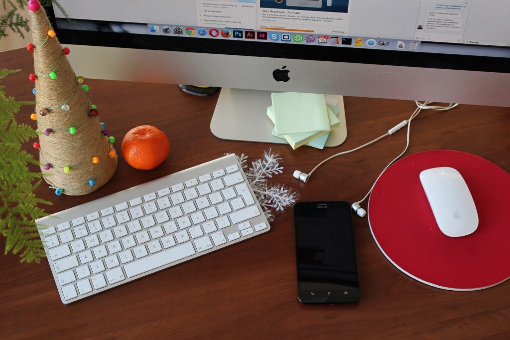 decorate your office with your colleagues for a holiday team building activity